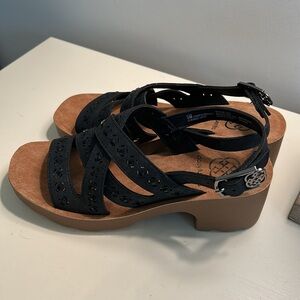 Daisy Fuentes Glimpse women’s size 6 sandal NWOT